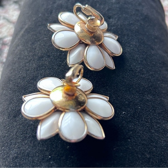 Vintage Kramer Milk Glass Rhinestone Flower Earrings - Picture 5 of 10